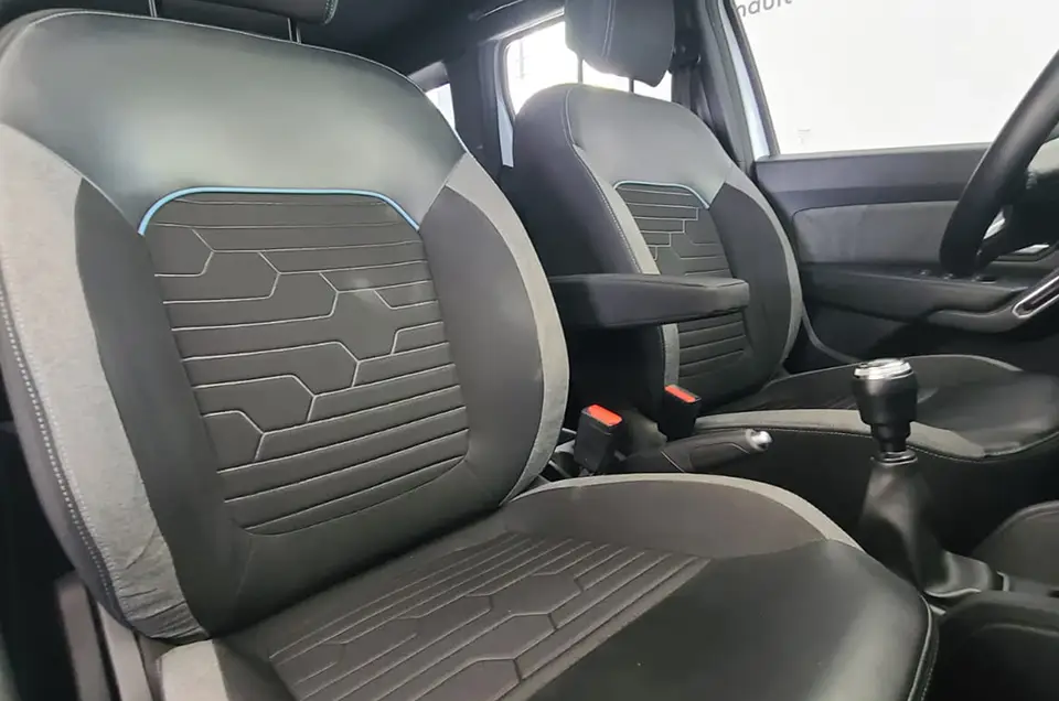 DUSTER ICONIC 1.3T 4X4 MT 3