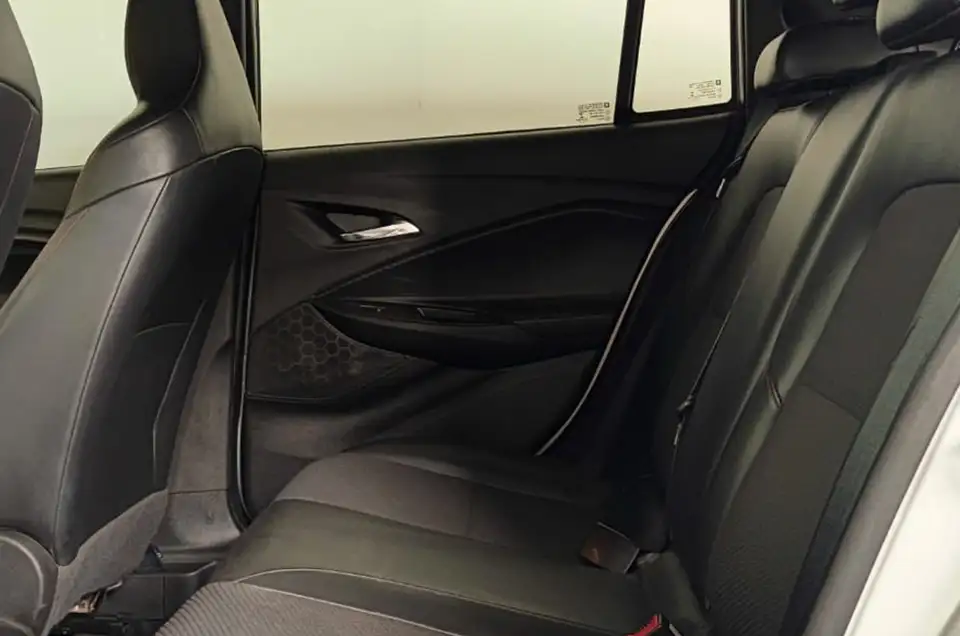 CHEVROLET-ONIX RS 4X2 27
